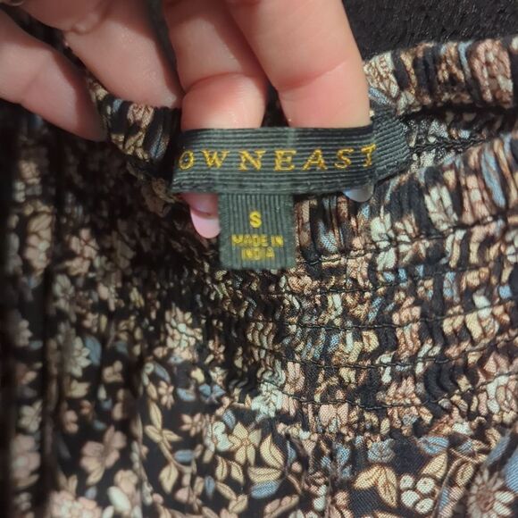 DownEast Floral Black and Cream Women's Top - Picture 6 of 6